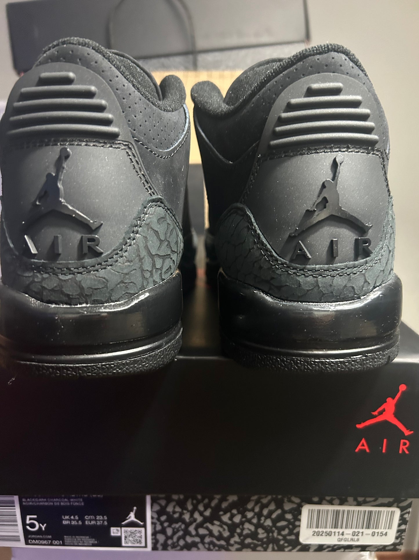 Retro 3 ‘Black Cat’